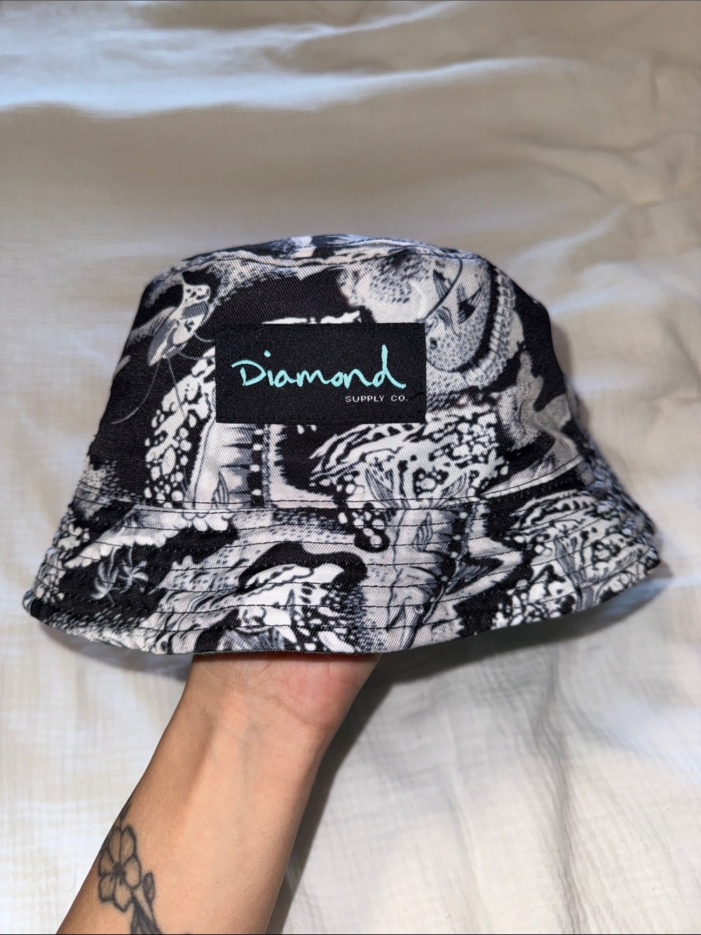 Reversible Diamond Supply Co. Black & White Graphic Bucket Hat